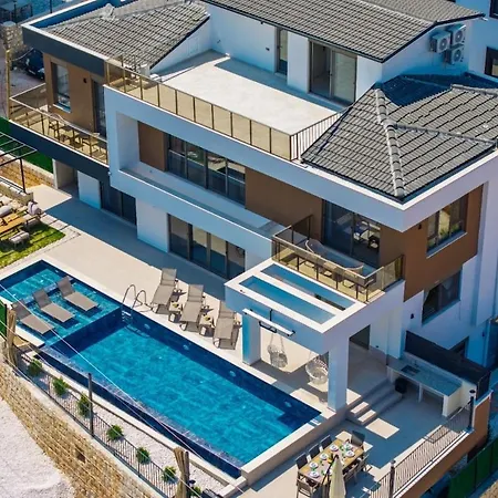 Luxury For 12 People فيلة دمرة