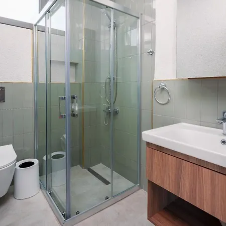 Luxury For 12 People * دمرة